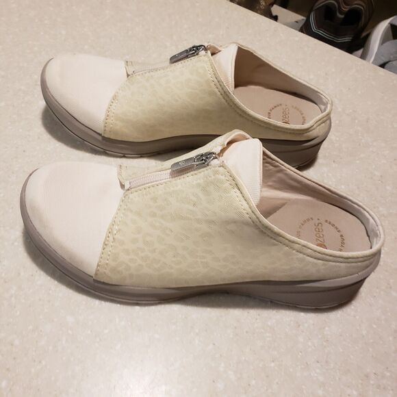 Bzees Womens Glossy Washable Zip Front Comfort Slip-On Mule 8 - Picture 8 of 8